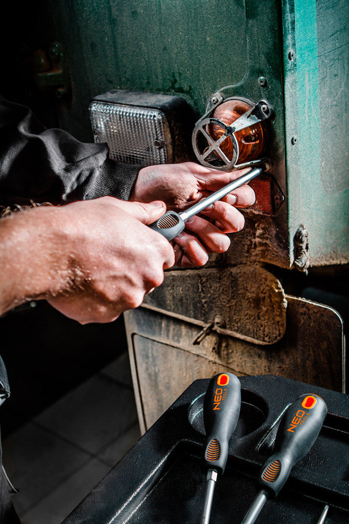 NEO TOOLS Csavarhúzó készlet + bitek 37db 25 év garanciával 04-210