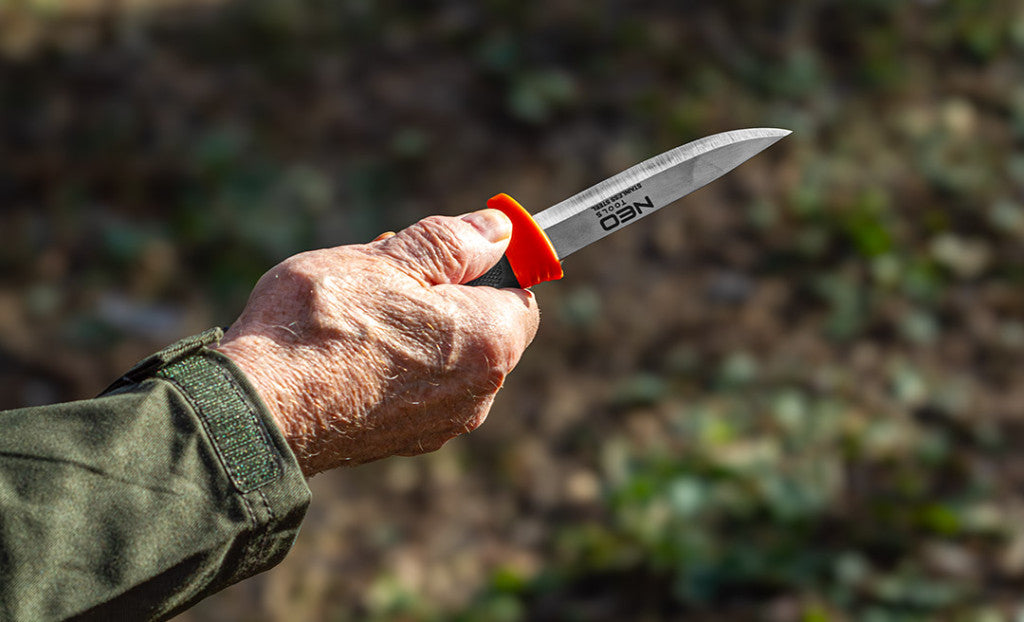 NEO TOOLS Univerzális kés, rozsdamentes penge, 2k nyél, műanyag tok 63-175