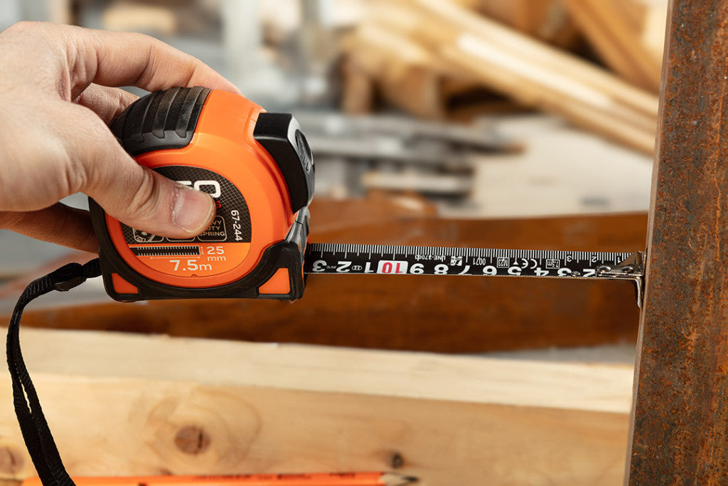 NEO TOOLS Mérőszalag, 7,5m/25mm, erősített rugós, acél, fekete szalag fehér nagyított skálával, mágneses, autostop+rögzítő 67-244