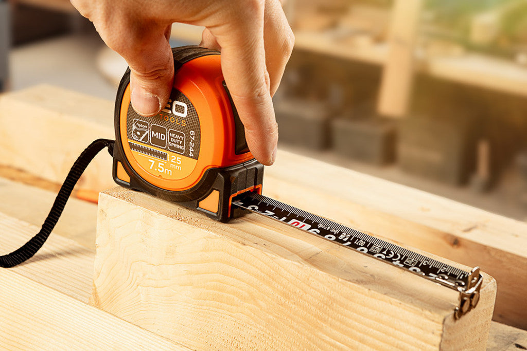 NEO TOOLS Mérőszalag, 7,5m/25mm, erősített rugós, acél, fekete szalag fehér nagyított skálával, mágneses, autostop+rögzítő 67-244