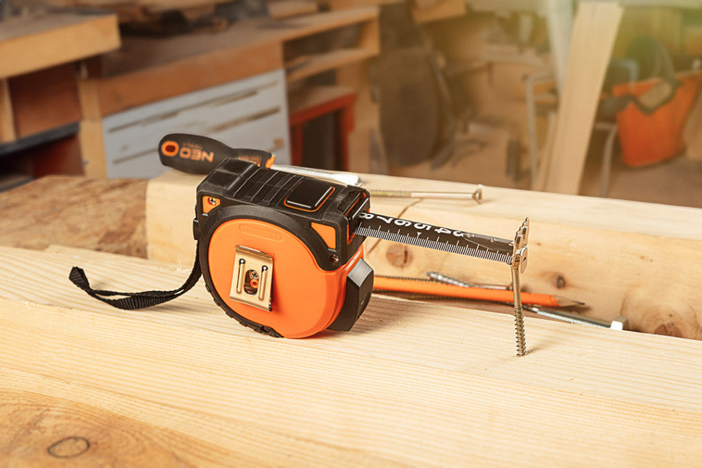 NEO TOOLS Mérőszalag, 7,5m/25mm, erősített rugós, acél, fekete szalag fehér nagyított skálával, mágneses, autostop+rögzítő 67-244