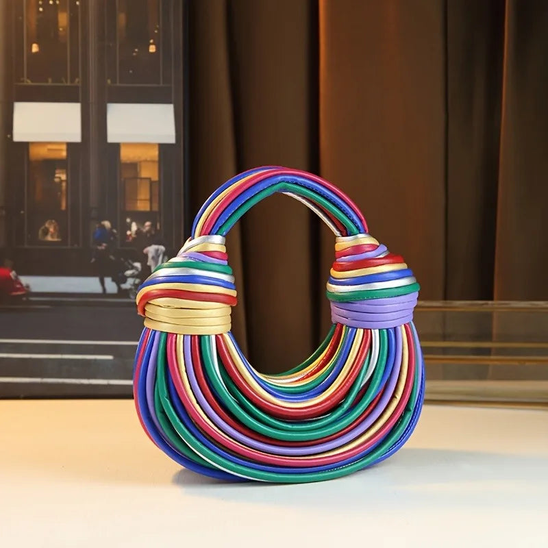 Női kézitáskák 2025 új arany luxus designer márka kézzel szőtt tésztatáskák kötél csomózott húzott hobo ezüst estélyi clutch sikkes