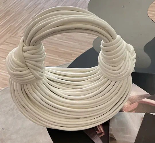 Női kézitáskák 2025 új arany luxus designer márka kézzel szőtt tésztatáskák kötél csomózott húzott hobo ezüst estélyi clutch sikkes
