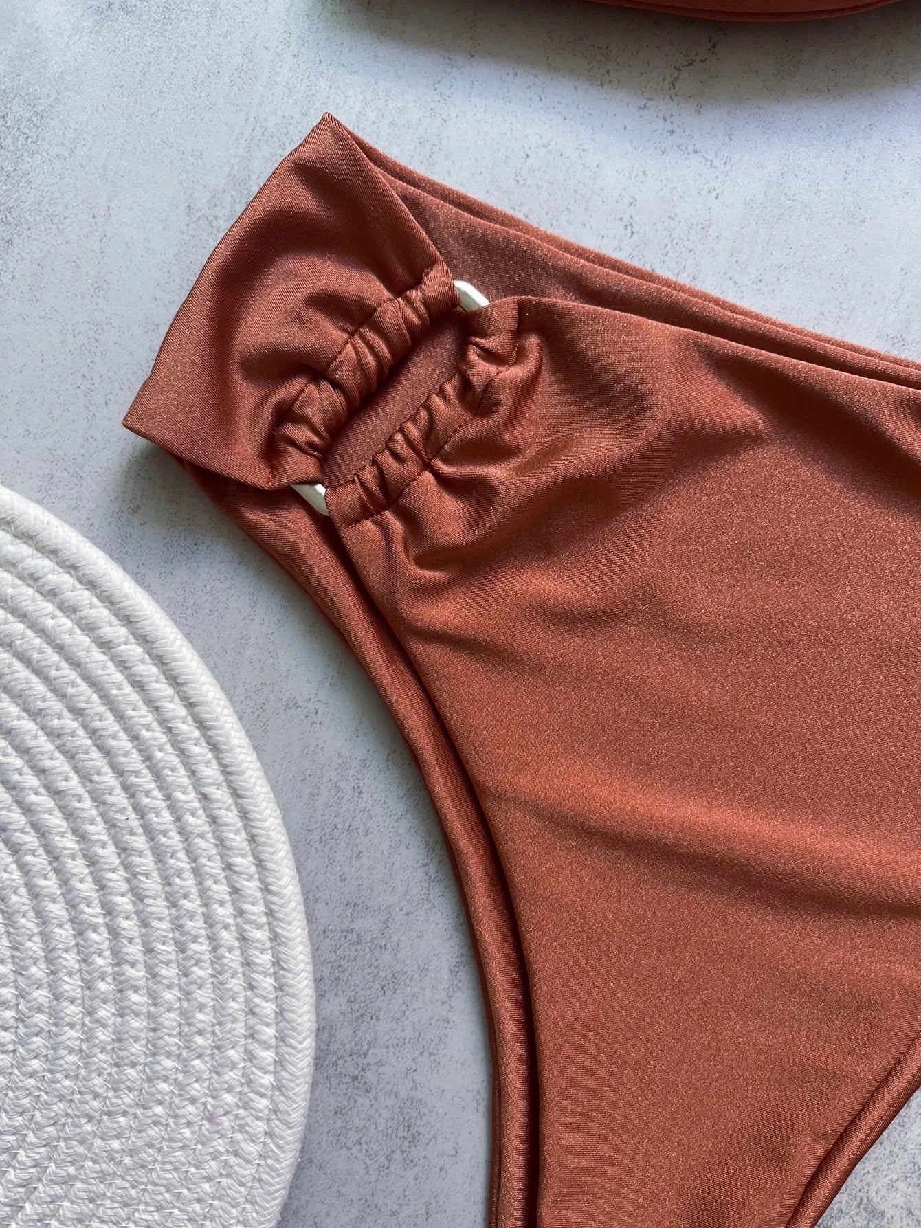 2026 Új Egyszínű Hasított Bikini Szett Női Kétrészes Fürdőruha szett U Alakú Fém Dekoráció Többszínű Strand Női Fürdőruha