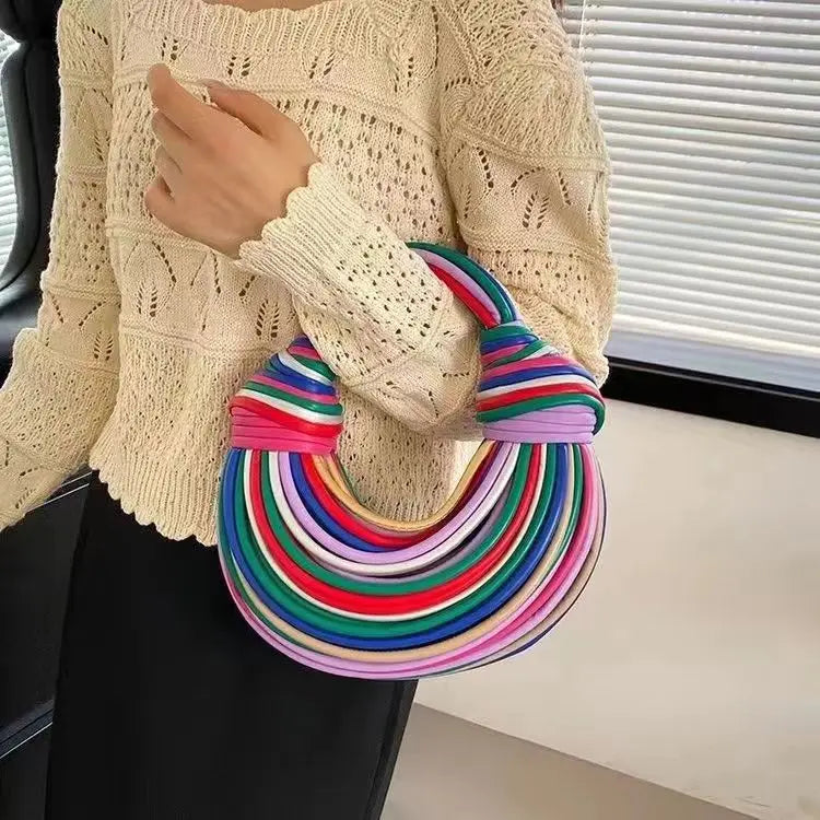 Női kézitáskák 2025 új arany luxus designer márka kézzel szőtt tésztatáskák kötél csomózott húzott hobo ezüst estélyi clutch sikkes