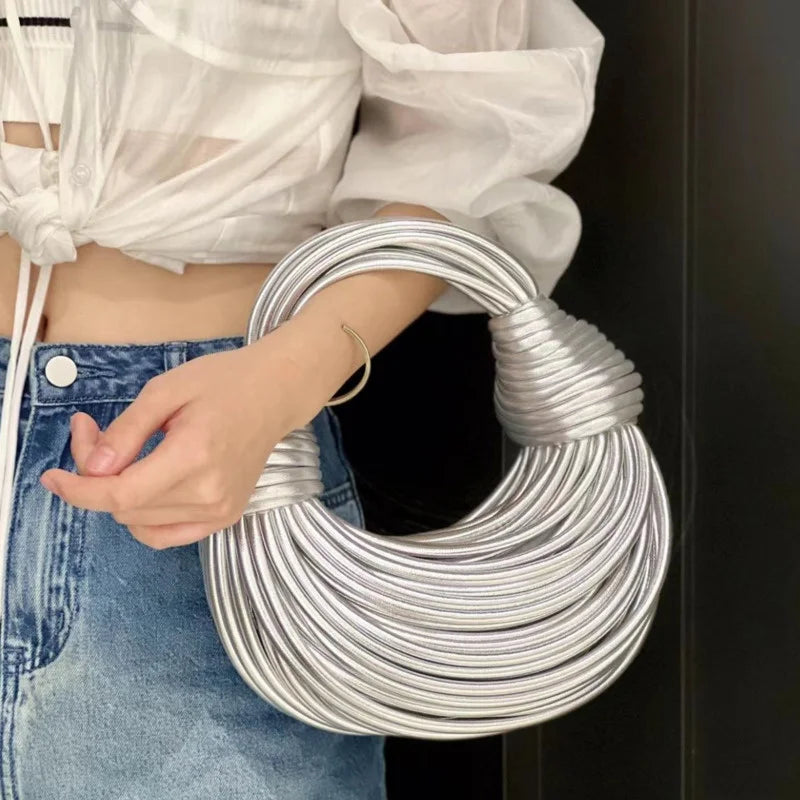 Női kézitáskák 2025 új arany luxus designer márka kézzel szőtt tésztatáskák kötél csomózott húzott hobo ezüst estélyi clutch sikkes