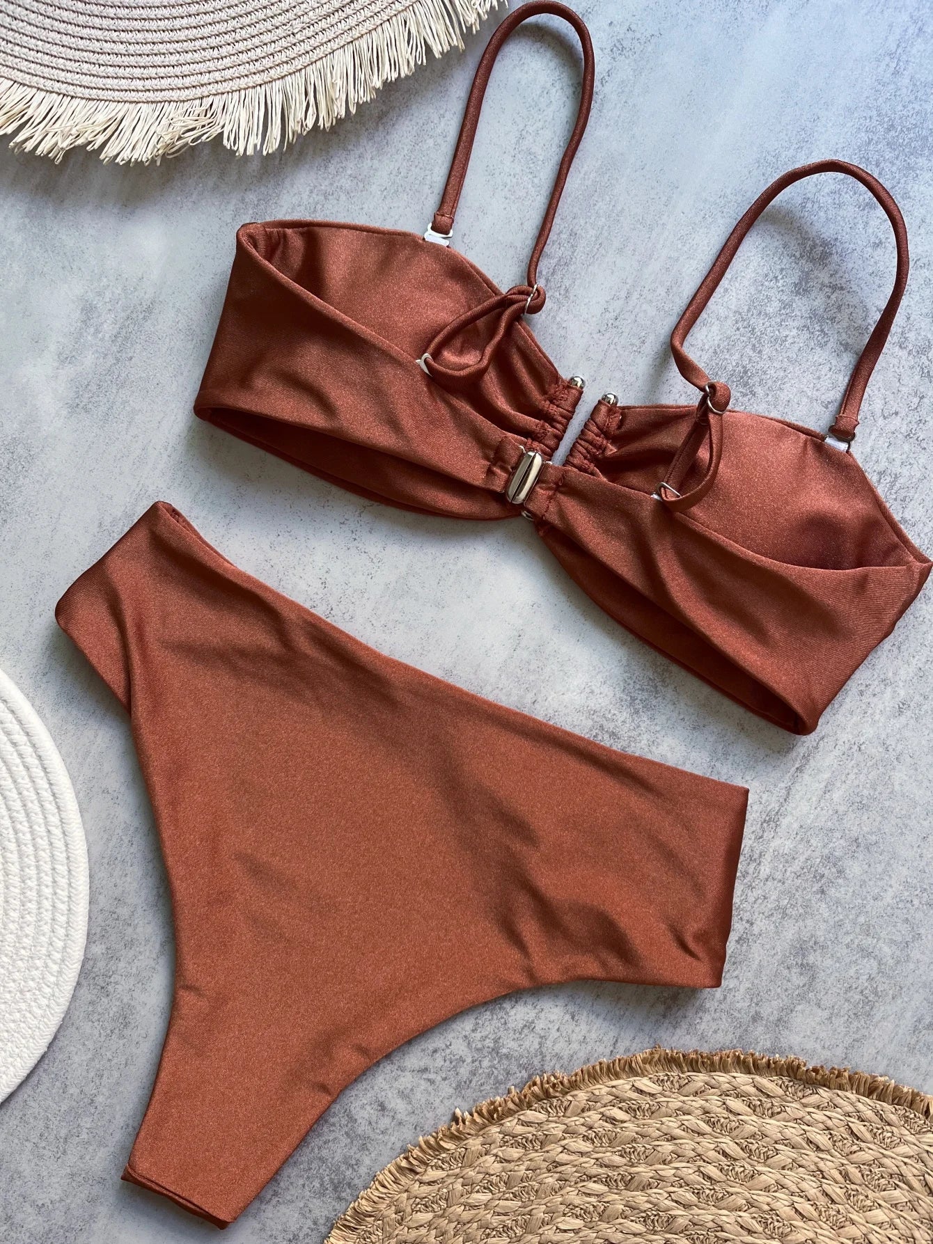 2026 Új Egyszínű Hasított Bikini Szett Női Kétrészes Fürdőruha szett U Alakú Fém Dekoráció Többszínű Strand Női Fürdőruha