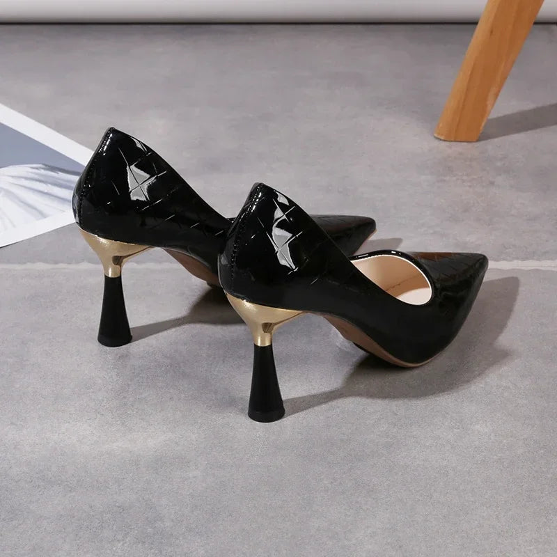 Cipők Női 2024 Trend Új Nyári Piros Magassarkú Elegáns Női Fekete Magassarkú Hegyes Orrú Pumps Ruha Bőr Fehér Női Cipő