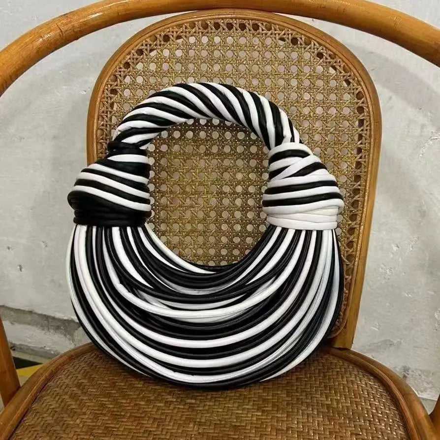 Női kézitáskák 2025 új arany luxus designer márka kézzel szőtt tésztatáskák kötél csomózott húzott hobo ezüst estélyi clutch sikkes