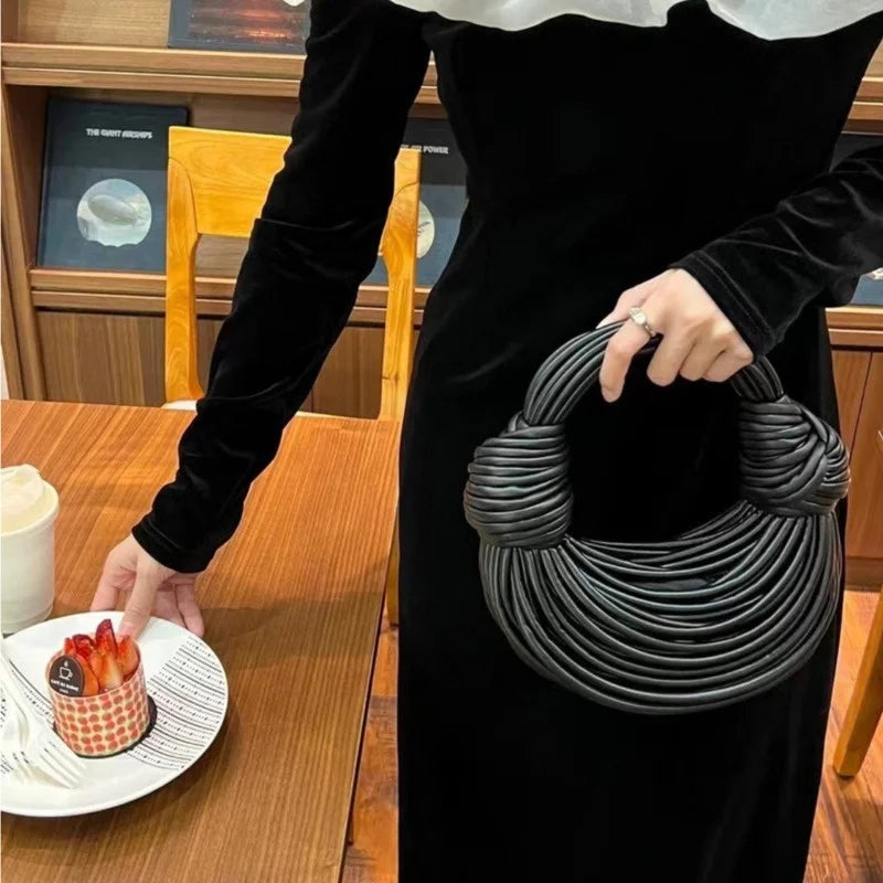 Női kézitáskák 2025 új arany luxus designer márka kézzel szőtt tésztatáskák kötél csomózott húzott hobo ezüst estélyi clutch sikkes