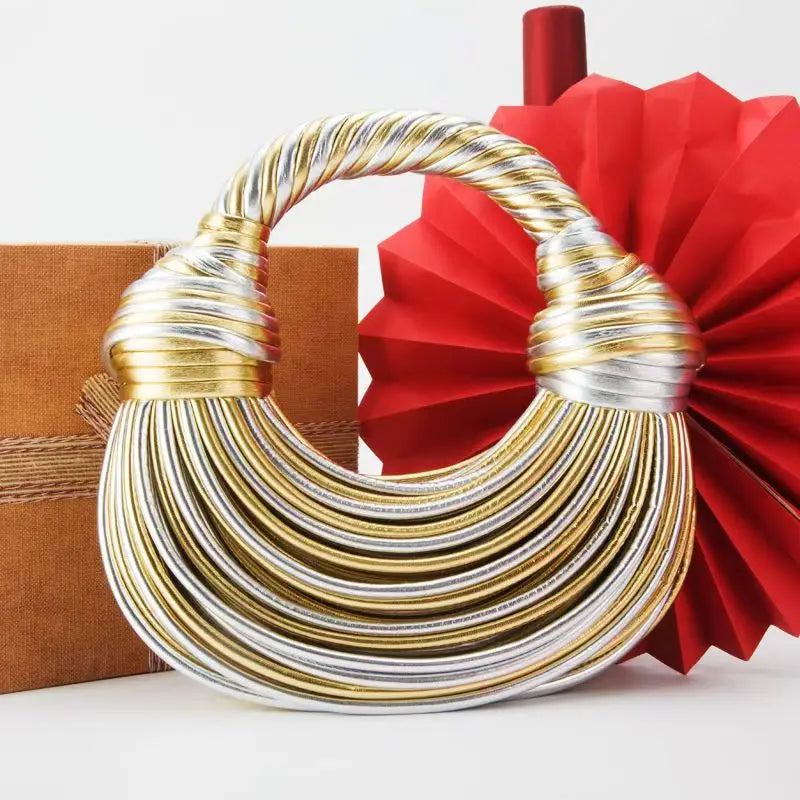 Női kézitáskák 2025 új arany luxus designer márka kézzel szőtt tésztatáskák kötél csomózott húzott hobo ezüst estélyi clutch sikkes