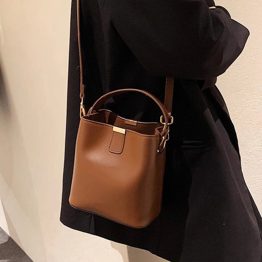 Női kézitáska, Az idei népszerű, sokoldalú, barna, csúcskategóriás, hétköznapi crossbody táska egy új modell munkába és ingázásba, egy v