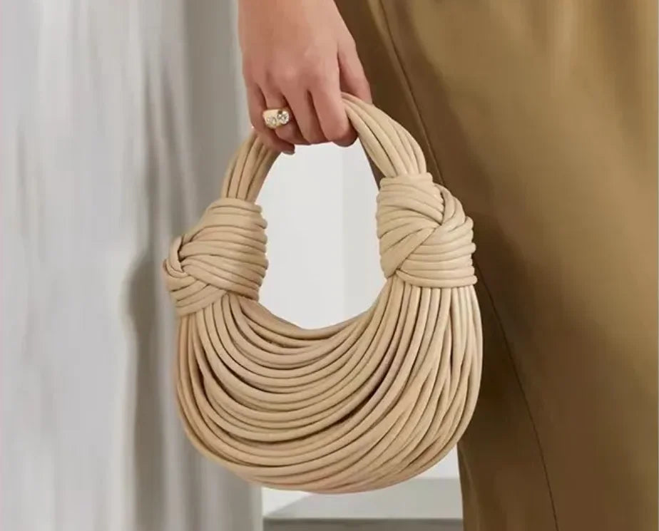Női kézitáskák 2025 új arany luxus designer márka kézzel szőtt tésztatáskák kötél csomózott húzott hobo ezüst estélyi clutch sikkes