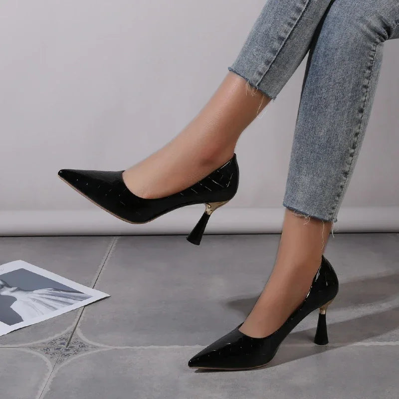 Cipők Női 2024 Trend Új Nyári Piros Magassarkú Elegáns Női Fekete Magassarkú Hegyes Orrú Pumps Ruha Bőr Fehér Női Cipő