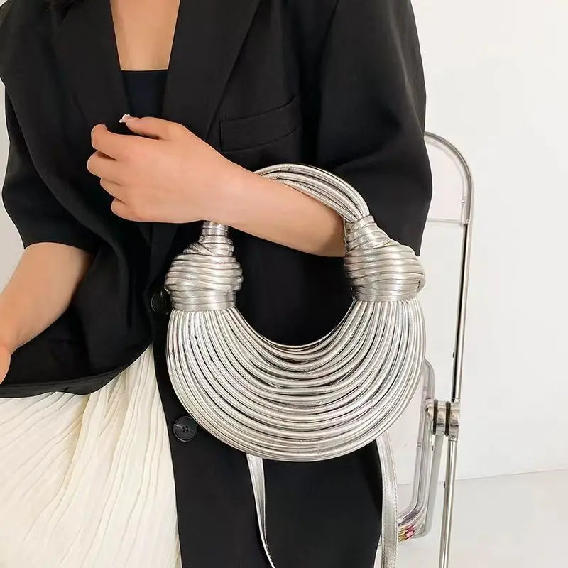 Női kézitáskák 2025 új arany luxus designer márka kézzel szőtt tésztatáskák kötél csomózott húzott hobo ezüst estélyi clutch sikkes