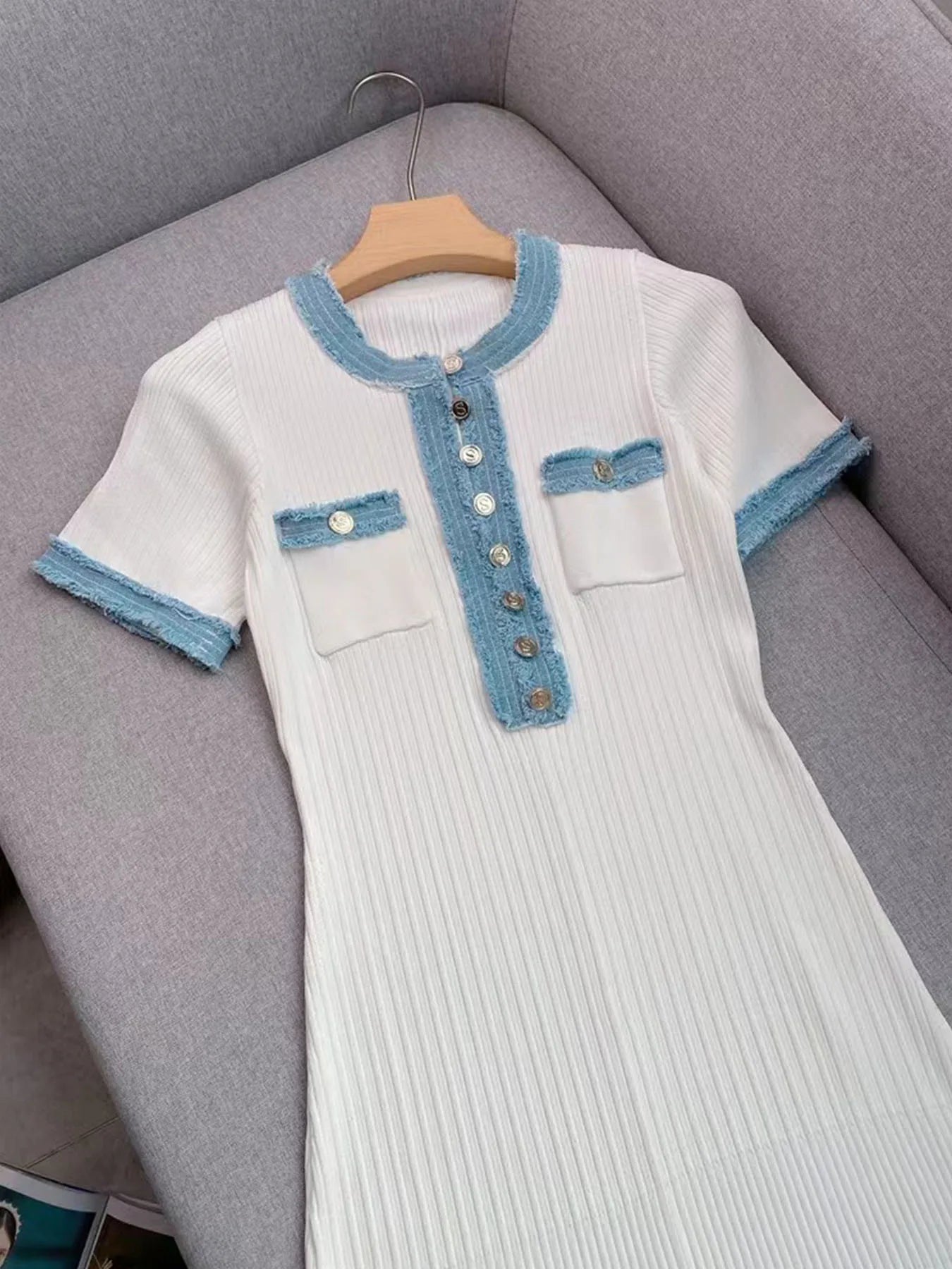 Elegáns kontrasztos női kötött maxi ruha sikkes O-nyakú, rövid ujjú, fém gombokkal ellátott, testhezálló ruhák irodai hölgyek számára is