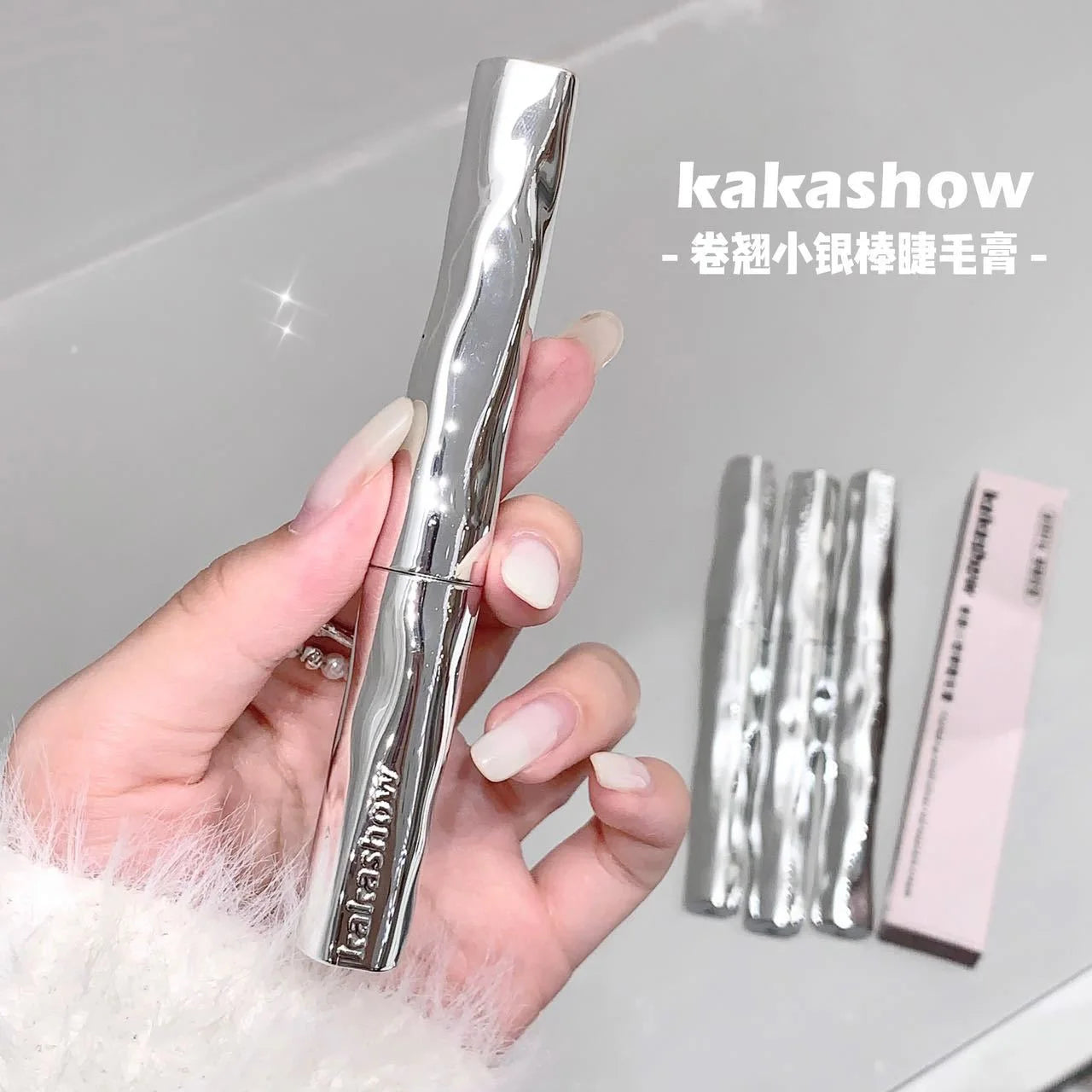 A Kakashow curling kis ezüst pálcás szempillaspirálja vízálló és izzadságálló, természetesen sűrű, tartós és nem kenődik el alapként.